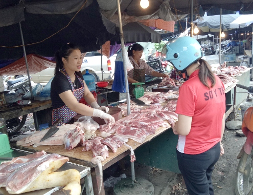 Nhu cầu mua thịt lợn của người dân giảm mạnh.