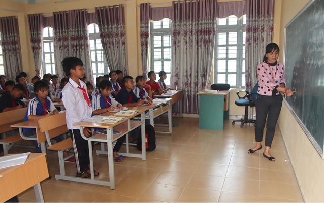 Học sinh dân tộc Mảng lớp 7A3, Trường Trung học cơ sở thị trấn Nậm Nhùn, huyện Nậm Nhùn phát biểu ý kiến trong giờ học môn ngoại ngữ.