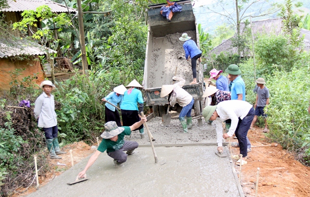 Dân bản Là (xã Mường Kim, huyện Than Uyên) làm đường giao thông nông thôn.