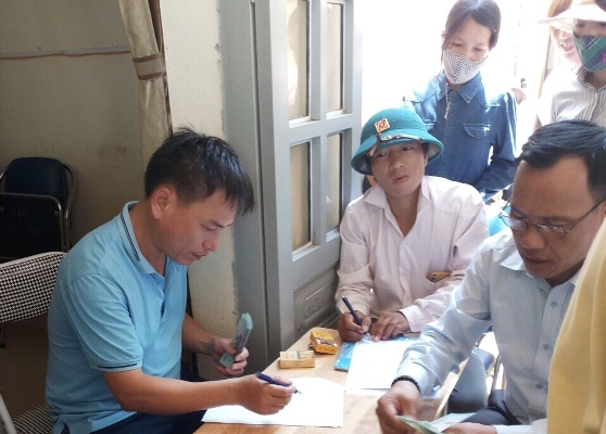 Người dân xã Nậm Chà (huyện Nậm Nhùn) nhận tiền chi trả dịch vụ môi trường rừng.