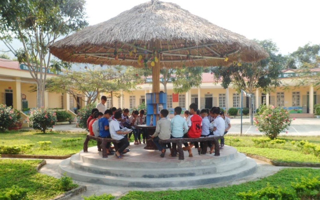 Học sinh Trường Tiểu học xã Mường Mít (huyện Than Uyên) tham gia hoạt động ngoại khóa.