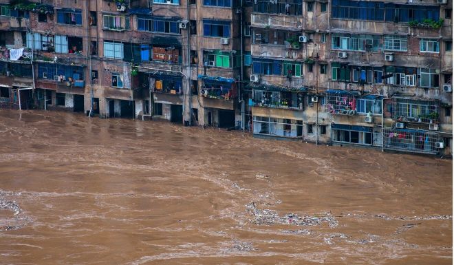 Ngập lụt xảy ra tại khu chung cư ở thành phố Trùng Khánh, tây nam Trung Quốc ngày 1/7.