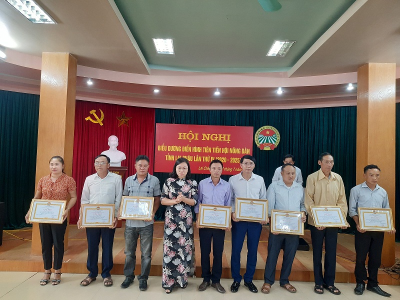 Lãnh đạo Hội nông dân tỉnh Trao Bằng khen cho các cá nhân đã có thành tích xuất sắc trong phong trào thi đua yêu nước, giai đoạn 2015-2020