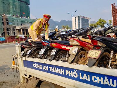 Đội Cảnh sát giao thông trật tự - Công an thành phố tổng kiểm soát các phương tiện tham gia giao thông.