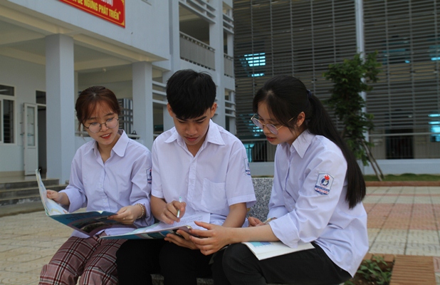 Học sinh lớp 12A4 Trường THPT Chuyên Lê Quý Đôn thảo luận ngoài giờ học.