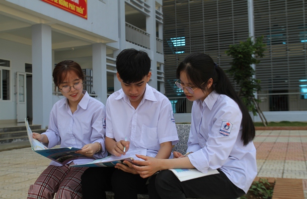 Học sinh lớp 12A4 Trường THPT Chuyên Lê Quý Đôn thảo luận ngoài giờ học.