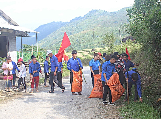 Đoàn viên thanh niên xã Khun Há (huyện Tam Đường) tổ chức vệ sinh môi trường, hướng tới Đại hội Đại biểu Đảng bộ huyện Tam Đường lần thứ XX, nhiệm kỳ 2020 - 2025.