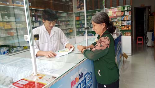 -	Người dân mang đơn đến mua thuốc tại Nhà thuốc tư nhân Đức Phong (phường Đoàn Kết, thành phố Lai Châu).