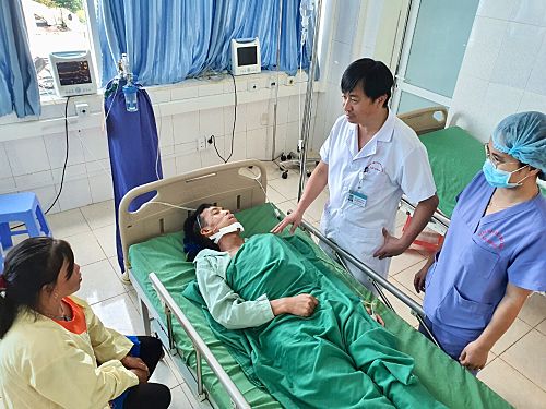 Bác sĩ chuyên khoa II Đặng Hữu Ngọc thăm khám bệnh nhân sau ca môt RHM.