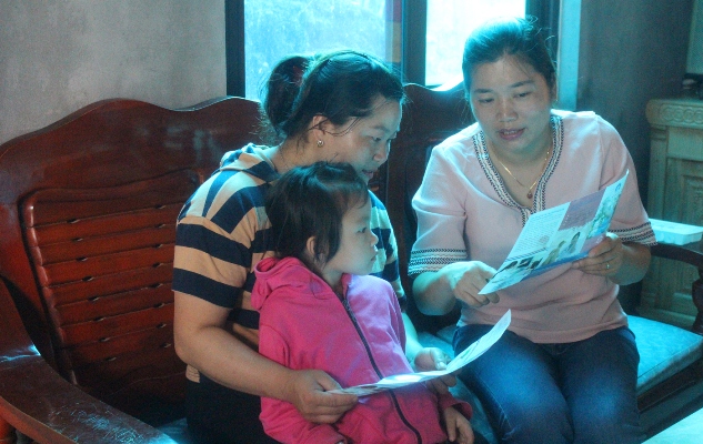 Cán bộ dân số xã Bản Giang (huyện Tam Đường) tuyên truyền đến người dân bản Nà Bỏ về dân số - kế hoạch hóa gia đình.