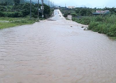 Mưa lớn kéo dài ngày 26/6 khiến tuyến tỉnh lộ 136 (km2+900) bị ngập úng 