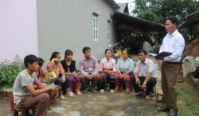 Cán bộ xã Khun Há (huyện Tam Đường) tuyên truyền chính sách, pháp luật của Đảng và Nhà nước tới người dân bản Lao Chải 2.