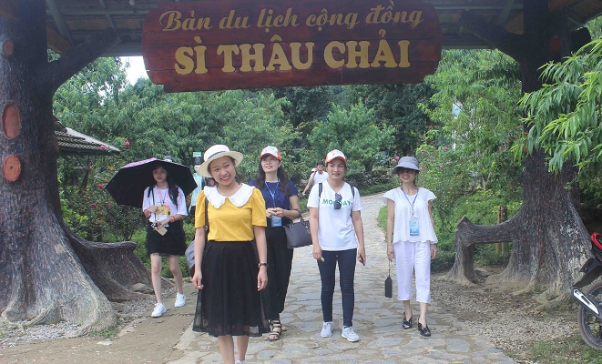 Khách du lịch thăm quan bản du lịch cộng đồng Sì Thâu Chải (xã Hồ Thầu).