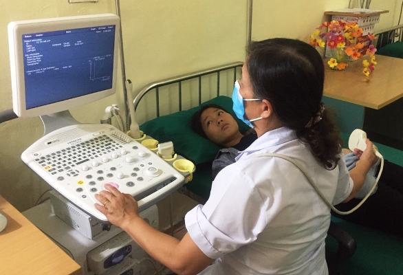 Bác sỹ Trung tâm Y tế huyện Tam Đường sử dụng hệ thống máy siêu âm trong việc phát hiện và chẩn đoán bệnh. 