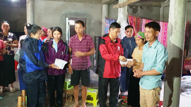 Lãnh đạo UBND và các tổ chức đoàn thể huyện Tân Uyên, xã Pắc Ta hỗ trợ gia đình bị ảnh hưởng do mưa lũ ở bản Pắc Ta. 