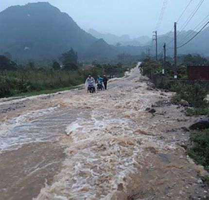Mưa lũ ngày 12/7 gây hư hỏng nặng cho tuyến đường tỉnh 136 (thành phố Lai Châu - Bản Hon).