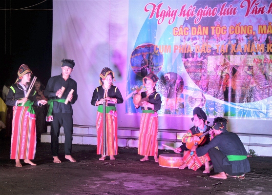 Bà con tái định cư ở xã Nậm Khao (huyện Mường Tè) tham gia Ngày hội văn hóa tổ chức tại địa phương.