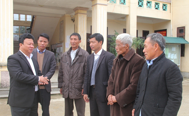 Đồng chí Lý Anh Hừ - Tỉnh ủy viên, Bí thư Huyện ủy Mường Tè gặp gỡ và trao đổi công tác xây dựng Đảng với các đảng viên lão thành xã Ka Lăng.