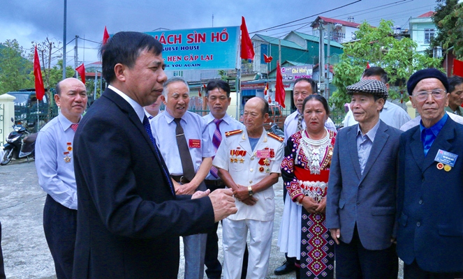 Đồng chí Hoàng Thọ Trung - Bí thư Huyện ủy Sìn Hồ gặp gỡ đại biểu dự Đại hội Đảng bộ thị trấn Sìn Hồ nhiệm kỳ 2020 - 2025.