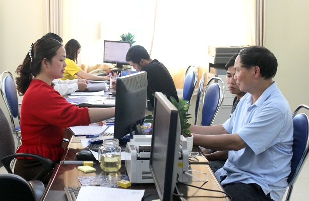 Người dân đến nộp thuế tại Đội Nghiệp vụ quản lý thuế, Chi cục Thuế khu vực thành phố Lai Châu - Tam Đường.
