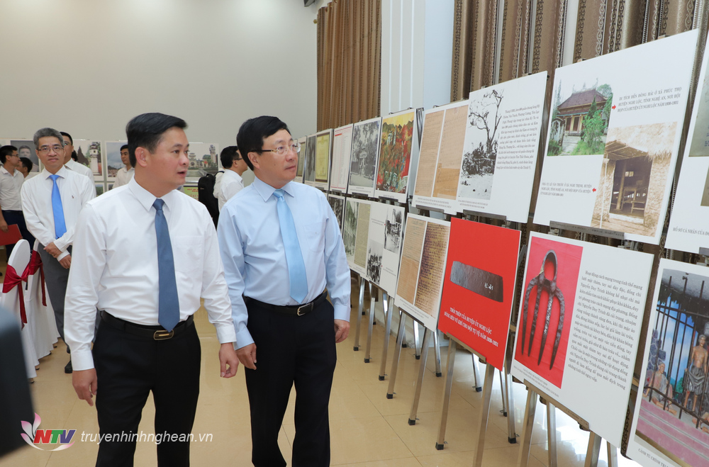 Phó Thủ tướng Phạm Bình Minh và Bí thư Tỉnh ủy Thái Thanh Quý xem ảnh trưng bày về cuộc đời và sự nghiệp của đồng chí Nguyễn Duy Trinh.