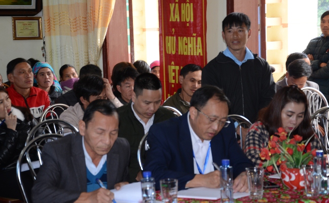 Cử tri xã Tả Ngảo kiến nghị với đại biểu HĐND huyện Sìn Hồ tại buổi tiếp xúc cử tri.