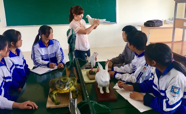 Cô trò lớp 9 Trường Trung học cơ sở thị trấn Sìn Hồ trong giờ thực hành môn sinh học. 