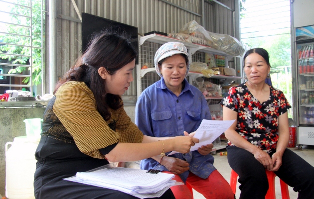 Cán bộ Công ty Cổ phần Cao su Lai Châu tuyên truyền đến người dân xã Hoang Thèn (huyện Phong Thổ) về thực hiện chi trả 10% giá trị sản phẩm mủ cao su khai thác.