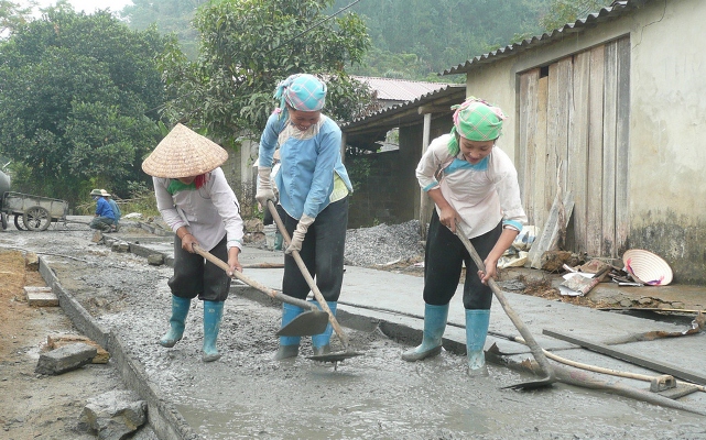 Nhân dân bản San Thàng (xã San Thàng, thành phố Lai Châu) góp sức làm đường giao thông.