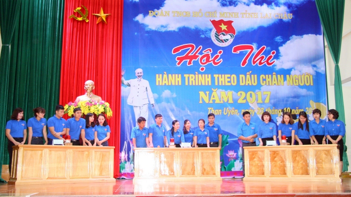 Đoàn cơ sở trường học trên địa bàn huyện Than Uyên tham gia Hội thi “Hành trình theo dấu chân Người” năm 2017.                          Ảnh tư liệu