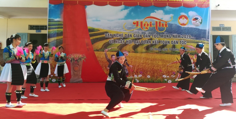 Đồng bào Mông ở xã Tà Mung (huyện Than Uyên) tham gia Ngày hội Đại đoàn kết.