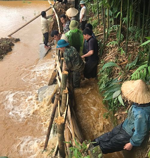 Lực lượng dân quân cùng Nhân dân bản Sin Páo Chải, xã Sùng Phài, thành phố Lai Châu tu sửa mương thủy lợi Sin Páo Chải do mưa lũ gây hư hỏng.  