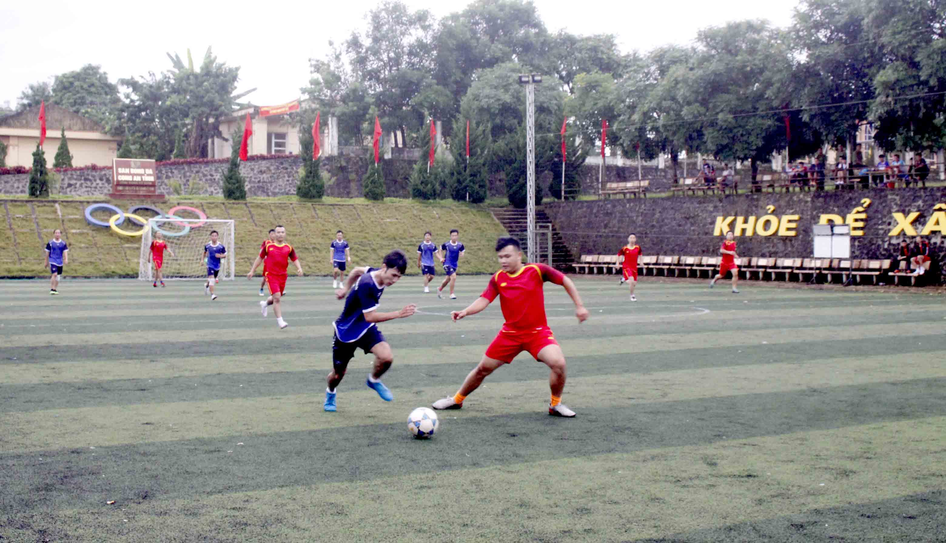 Trận đấu bóng đá nam giữa đội đoàn phường Quyết Thắng và Ngân hàng Liên Việt. 