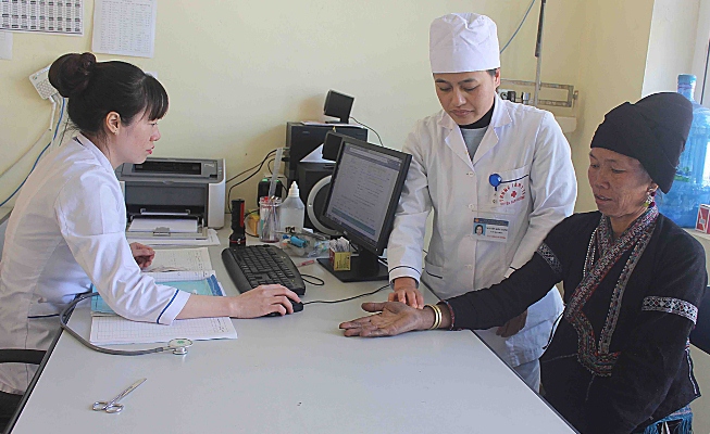  Cán bộ Trạm Y tế xã Bản Hon (huyện Tam Đường) khám bệnh cho người dân.