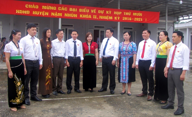 Đồng chí Quàng Văn Trực - Phó Bí thư Thường trực Huyện ủy, Chủ tịch HĐND huyện với đại biểu HĐND huyện.