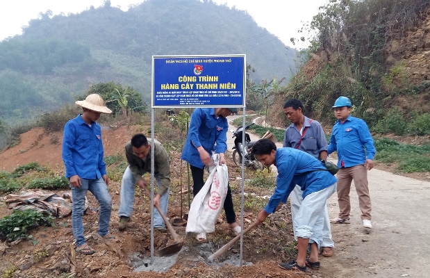 Đoàn viên thanh niên huyện Phong Thổ tham gia trồng cây, bảo vệ môi trường.