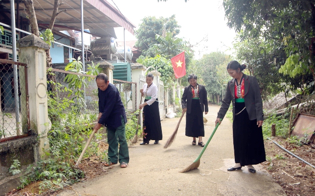 Người dân bản Phiêng Luông 1 (xã Nậm Hàng, huyện Nậm Nhùn) vệ sinh môi trường, xây dựng nếp sống văn hóa ở khu dân cư.