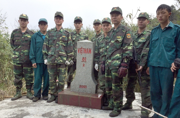 Cán bộ chiến sỹ Đồn Biên phòng Vàng Ma Chải (huyện Phong Thổ) phối hợp lực lượng dân quân kiểm tra cột mốc 81. 