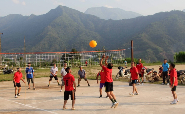 Người dân bản Phiêng Luông 1 (xã Nậm Hàng, huyện Nậm Nhùn) luyện tập thể thao.