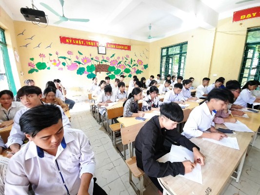 Một tiết ôn thi tốt nghiệp THPT môn toán của thầy và trò lớp 12B, Trường THPT Phong Thổ.