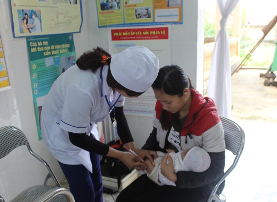 Cán bộ Trạm Y tế phường Tân Phong (thành phố Lai Châu) tiêm vắc-xin 5 trong 1 cho trẻ em dưới 1 tuổi.