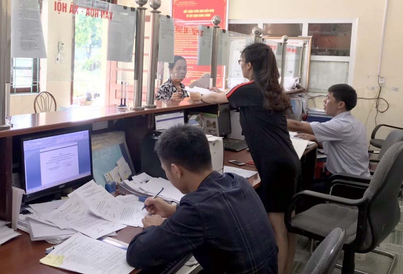 Công chức bộ phận tiếp nhận và trả kết quả theo cơ chế “một cửa” phường Tân Phong (thành phố Lai Châu) luôn tận tình trong công việc.