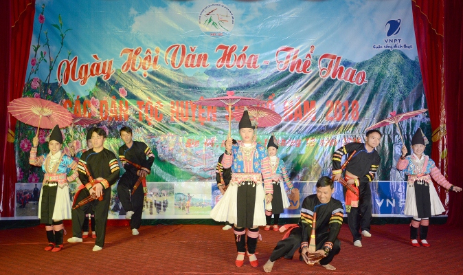 Đội văn nghệ xã Làng Mô tham gia biểu diễn tại Ngày hội Văn hóa - Thể thao các dân tộc huyện Sìn Hồ. 