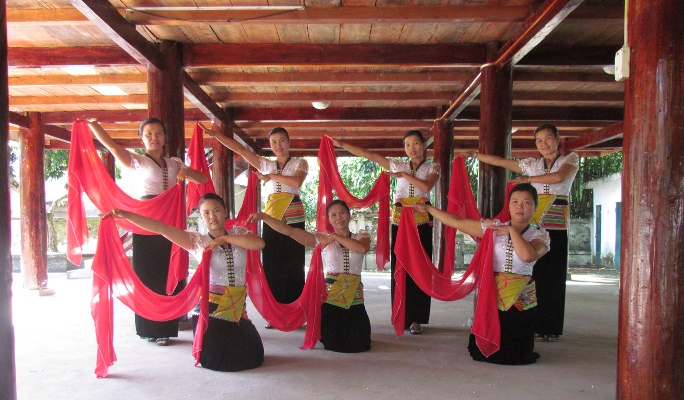 Đội văn nghệ của bản Vàng Pheo, xã Mường So thường xuyên luyện tập và phục vụ du khách đến thưởng ngoạn, góp phần giữ gìn bản sắc văn hóa dân tộc Thái. 