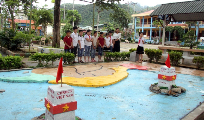 Cô và trò Trường Tiểu học thị trấn Mường Tè (huyện Mường Tè) bên mô hình giáo dục truyền thống biển đảo quê hương.                                                    Ảnh Tùng phương