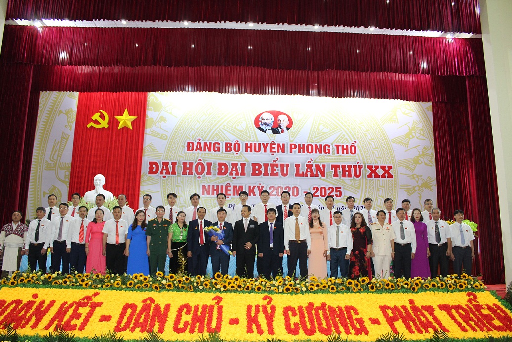 Đồng chí Trần Tiến Dũng-Phó bí thư tỉnh ủy, Chủ tịch UBND tỉnh tặng hoa chúc mừng Ban Chấp hành Đảng bộ huyện Phong Thổ khóa XX, nhiệm kỳ 2020-2025