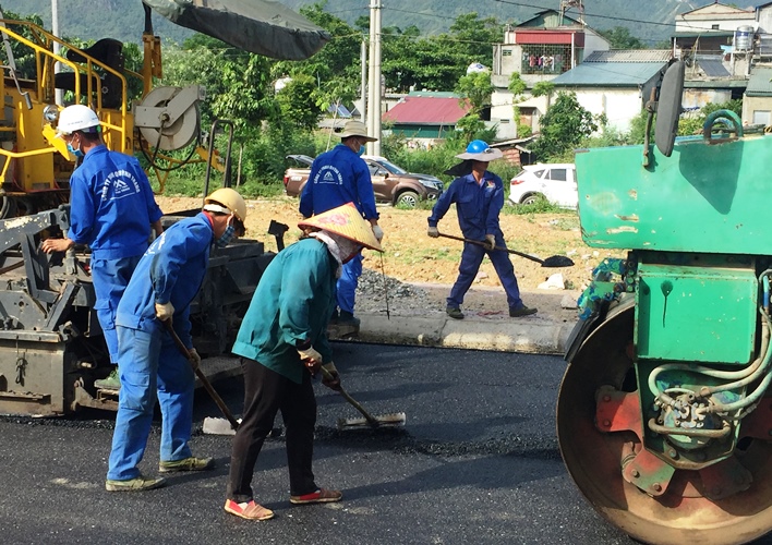 Huyện Tân Uyên là một trong những chủ đầu tư có tỷ lệ giải ngân đạt theo cam kết. Trong ảnh: Công nhân Công ty TNHH Quỳnh Trang (huyện Tân Uyên) thi công tuyến đường vào khu hợp khối theo dự án chỉnh trang đô thị. 