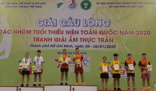 Cặp đôi VĐV Nguyễn Việt Hoàng – Đặng Diệp Anh (U 15) nhận giải từ Ban Tổ chức.