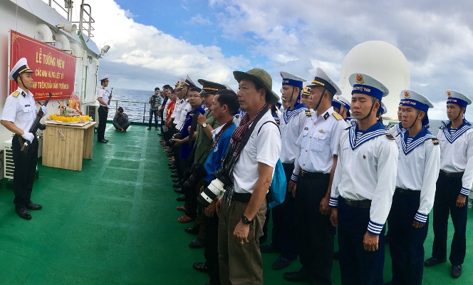 Lễ Tưởng niệm các anh hùng Liệt sỹ trong hải chiến Gạc Ma 1988 được tổ chức trên tàu HQ 561.