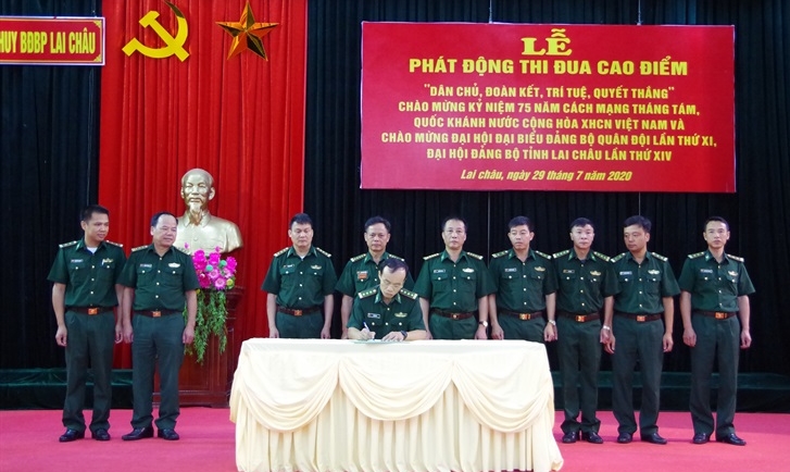 Đại diện các phòng, ban, văn phòng thuộc cơ quan Bộ Chỉ huy BĐBP Lai Châu ký kết nội dung giao ước thi đua. 